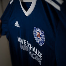 Laden Sie das Bild in den Galerie-Viewer, Vorbestellung: Trikot "Love Schalke x Hate Racism"